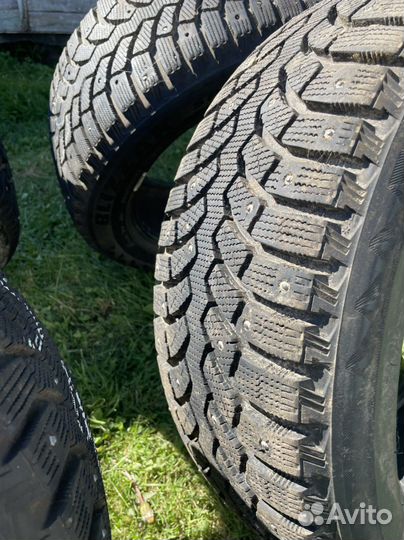 Bridgestone Blizzak Spike-01 215/55 R17