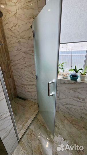 Стеклянная душевая перегородка