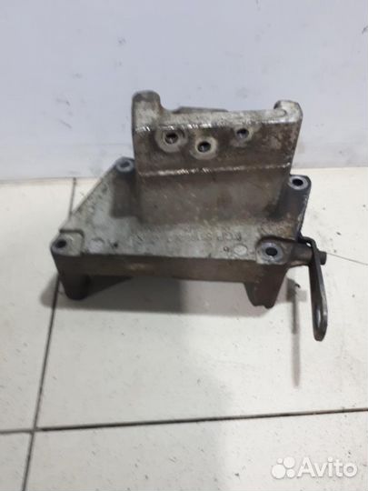 Кронштейн двигателя правый Opel Astra H 2004-2014