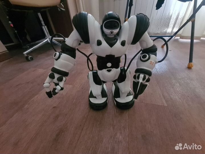 Робот на пульте управления