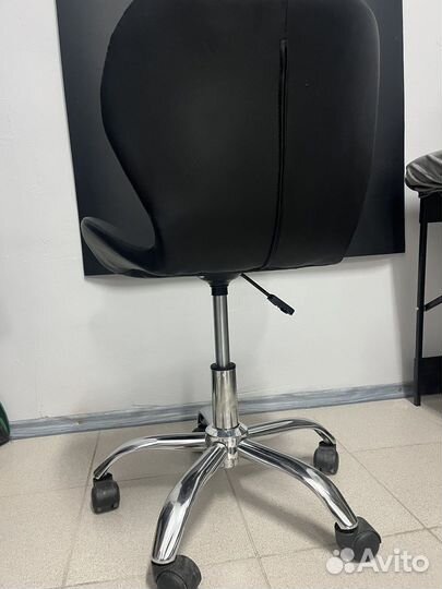 Стул мастера на колесиках