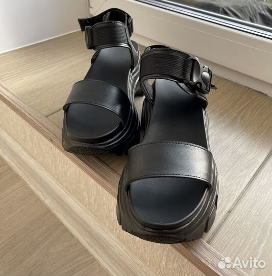 Сандалии на платформе