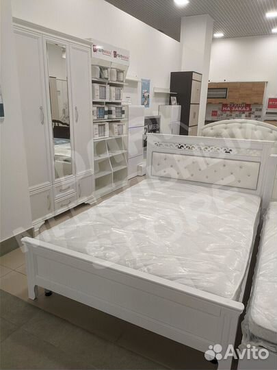 Кровать массив
