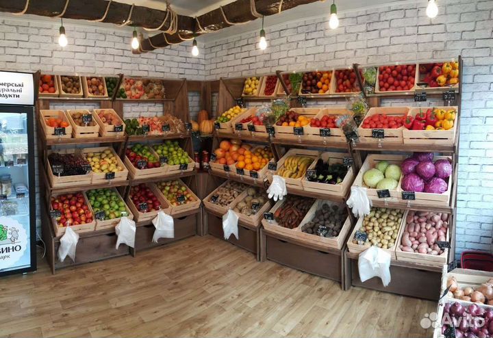 Деревянные витрины и стеллажи