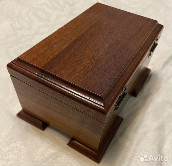 Шкатулка из красного дерева