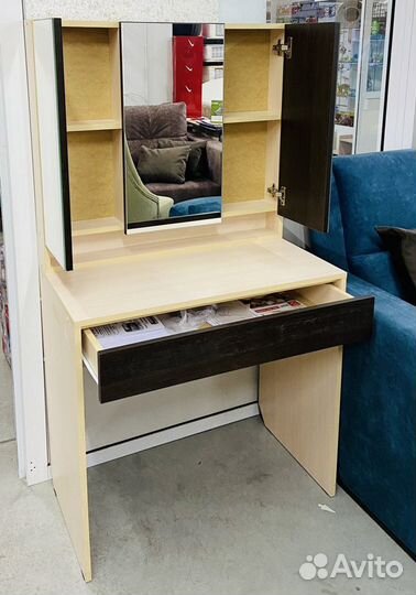 Туалетный столик с зеркалом