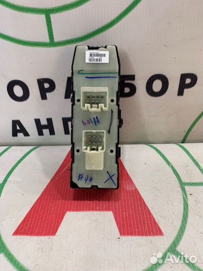 Кнопка управления стеклоподъемниками передняя