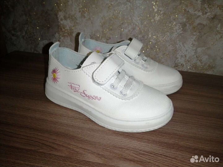 Кроссовки для девочки