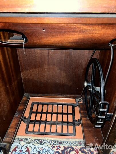 Швейная машина LADA