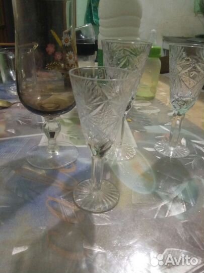 Хрустальные рюмки на ножке
