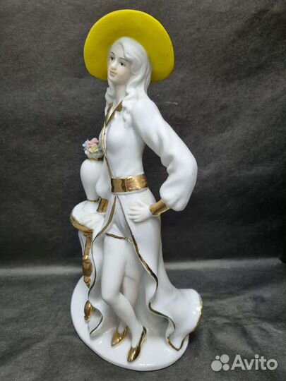 Статуэтка, фарфор. Высота 27 см