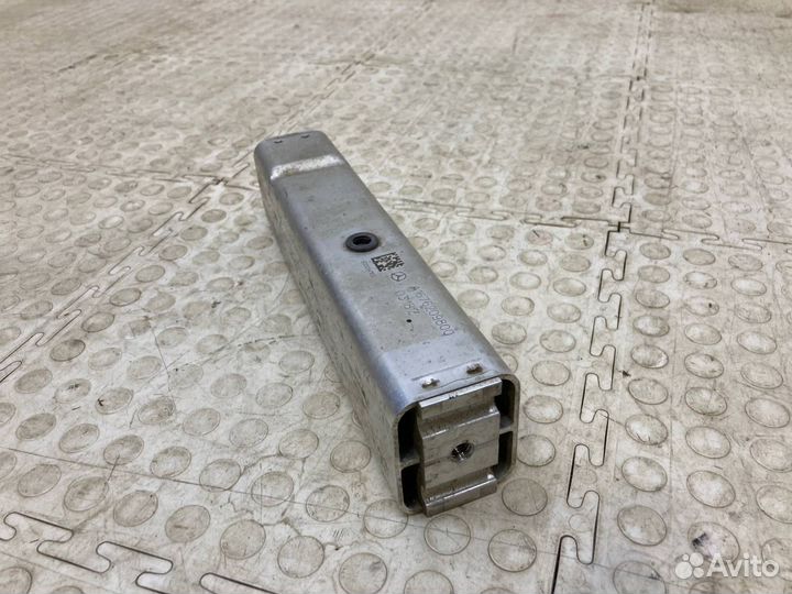 Кронштейн усилителя передний Mercedes-Benz