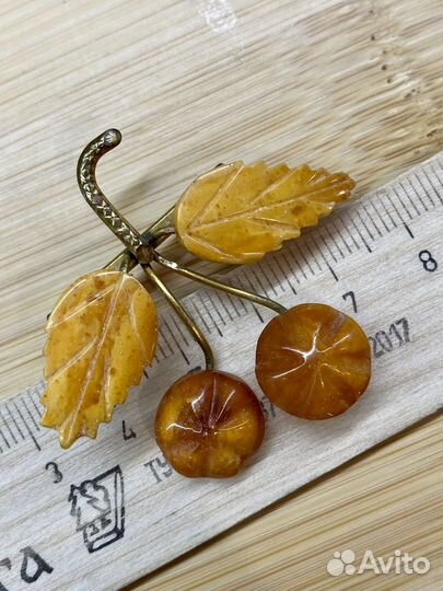 Брошь янтарь СССР