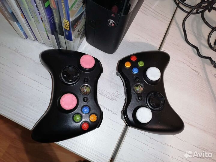 Xbox 360 Е 2 геймпада, кинект, 8 дисков
