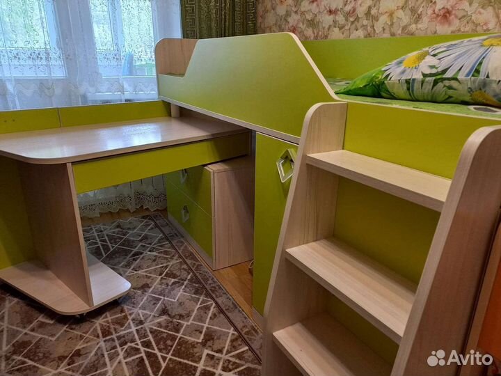 Детская кровать чердак со столом и шкафом