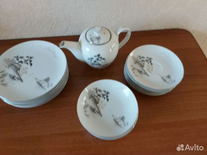 Столовый набор тарелок