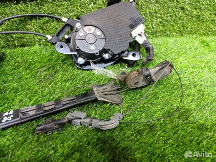 Доводчик двери задний левый Toyota Noah ZRR75