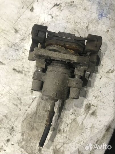 Суппорт тормозной задний правый BMW M5