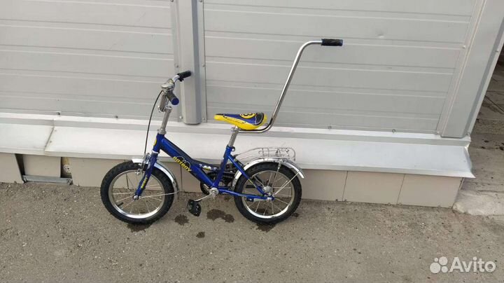 Детский велосипед с ручкой
