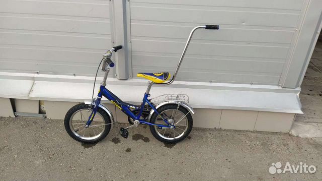Детский велосипед с ручкой
