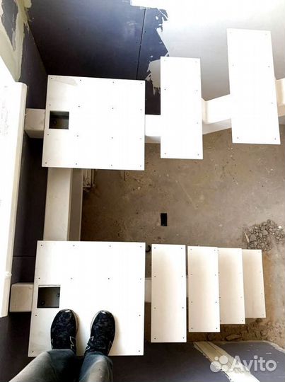 Лестница на металлокаркасе открытого типа