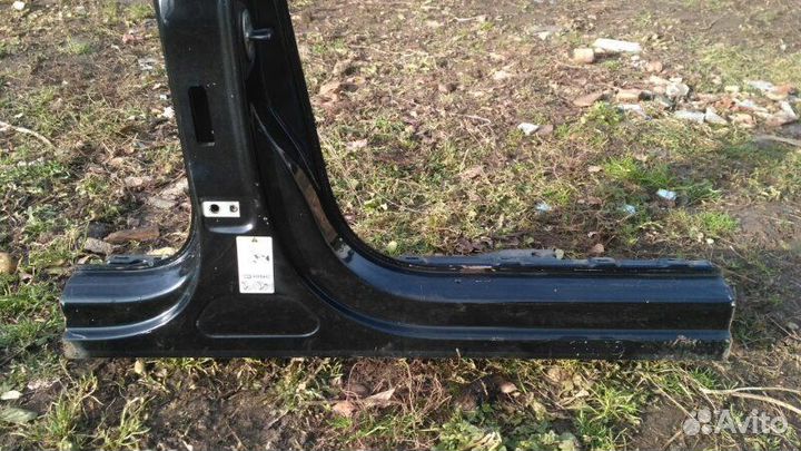 Средняя правая стойка кузова Volkswagen Tiguan 1