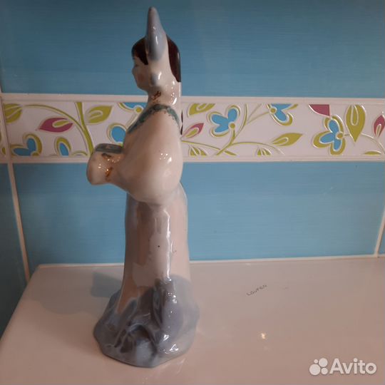 Фарфоровая статуэтка 