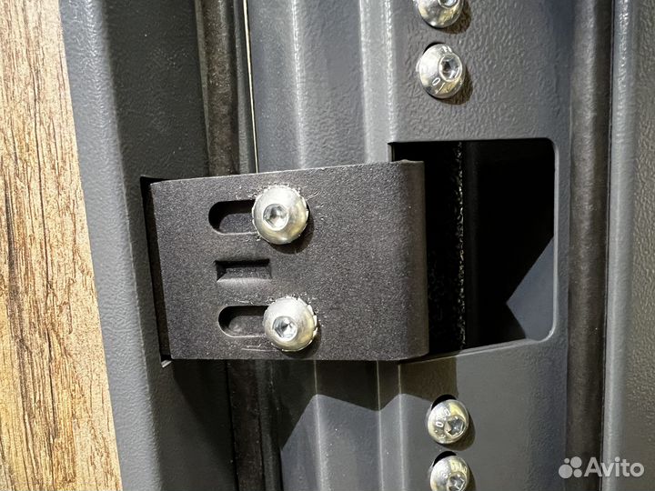 Входная квартирная дверь со скрытыми петлями