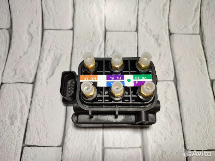 Блок клапанов пневмоподвески VAG