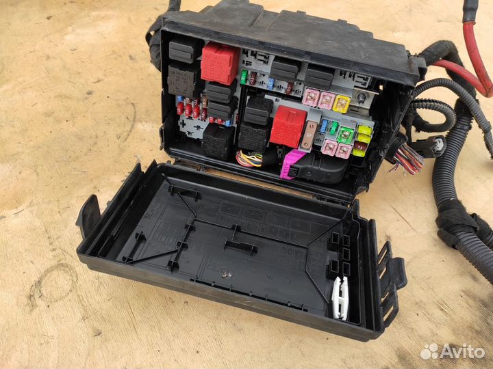 Блок предохранителей передний на Опель Корса Д