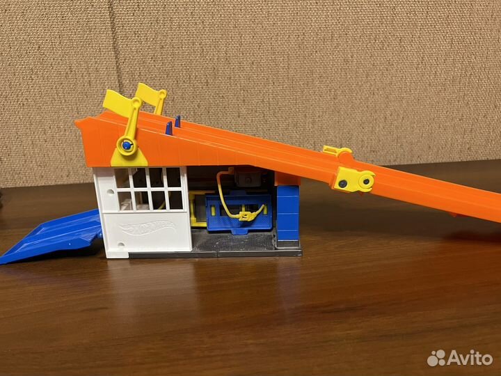 Трек Hot Wheels Гараж