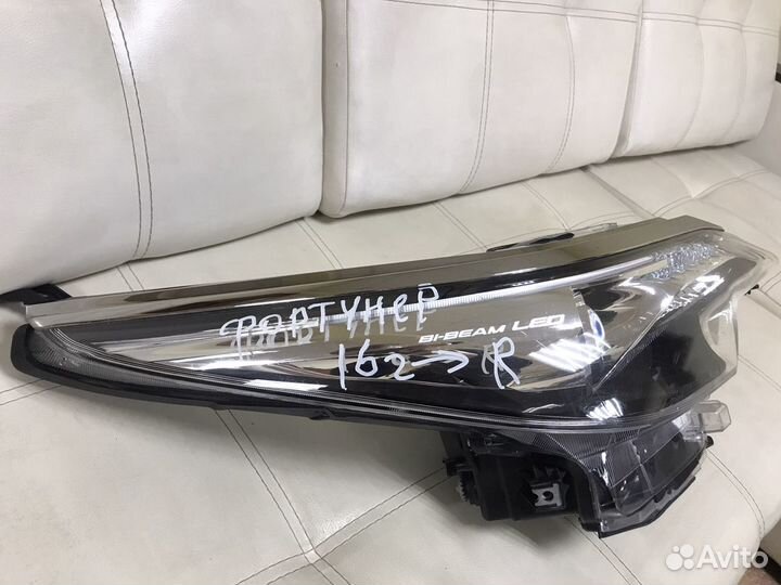 Фара правая LED Toyota Fortuner 2 оригинал