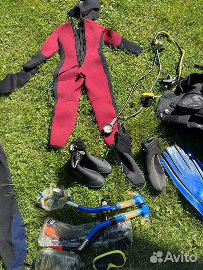 Гидрокостюмы с принадлежностями для погружения