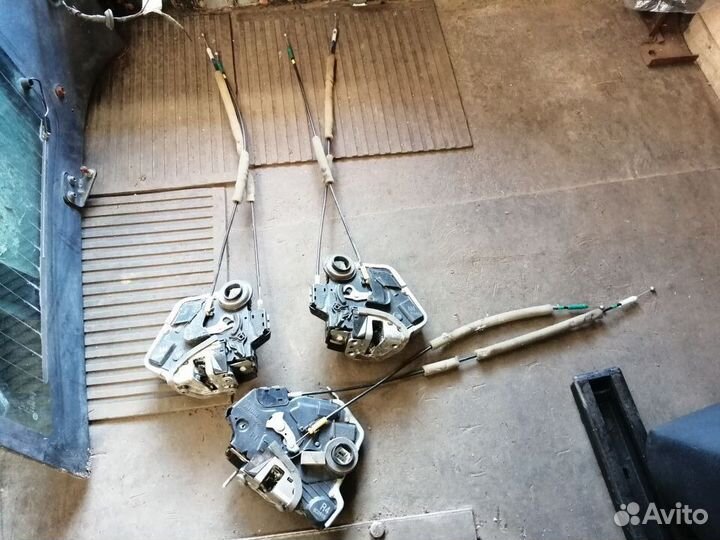 Замок двери тросик Toyota Land Cruiser 200