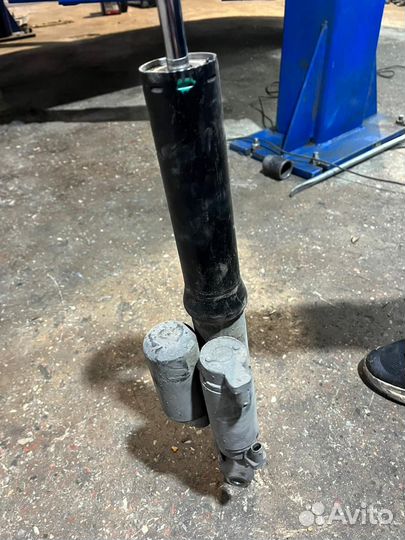 Амортизатор Mercedes A 222 320 82 13