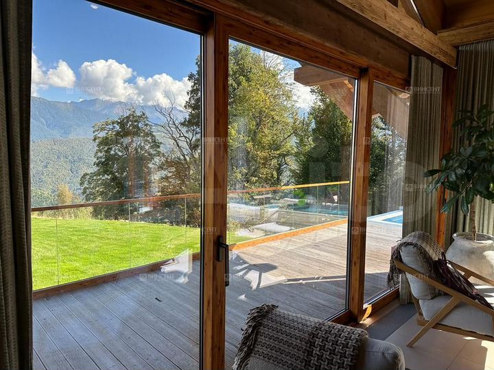 Дом 250 м² на участке 8 сот.