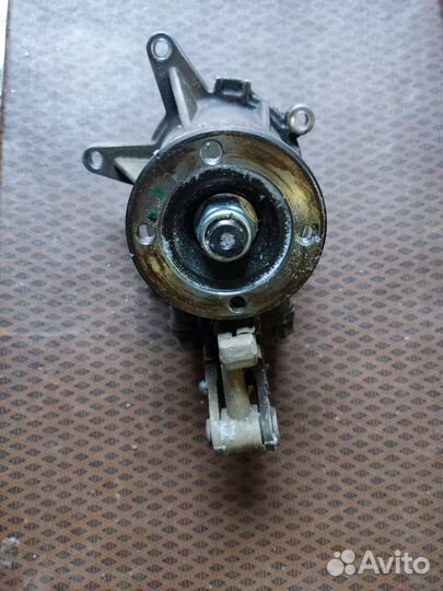 Ведущий вал раздаточной коробки с крышкой в сборе