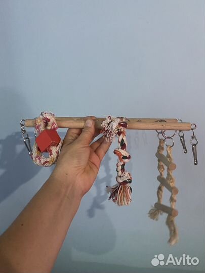 Игрушка для попугаев