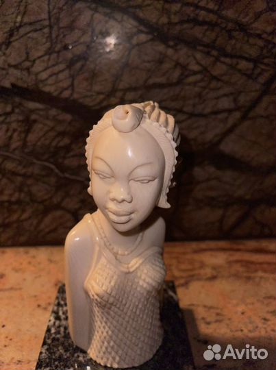 Бюст красивой африканки. Бивень