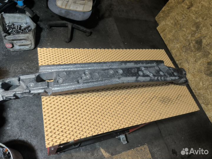 Наполнитель переднего бампера Mercedes Benz C207