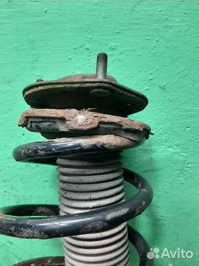 Стойка амортизатора передняя правая Lexus RX400H