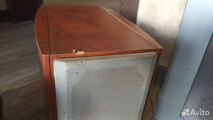 Сабвуфер и две колонки