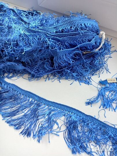 Бахрома ярко голубого цвета