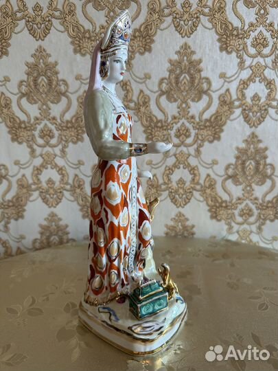 Фарфоровая статуэтка 