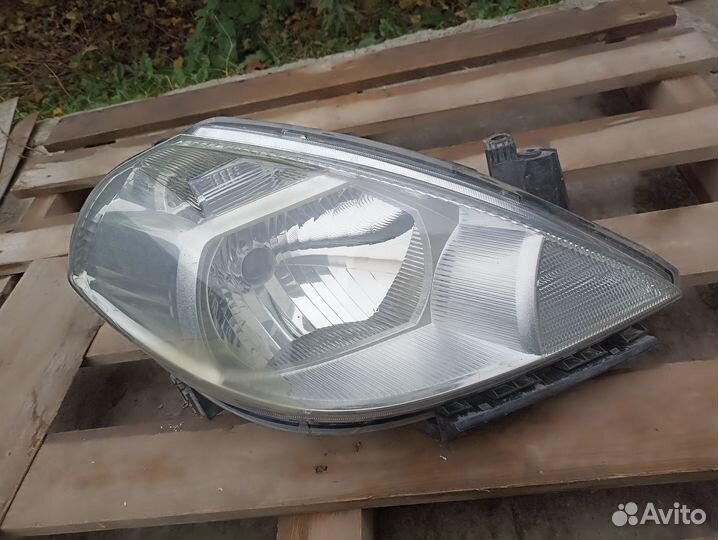 Правая фара nissan tiida c11