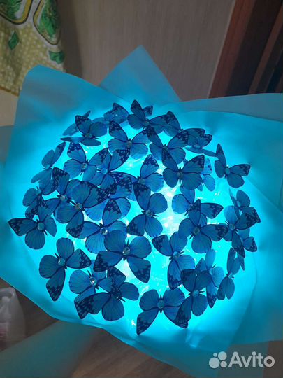 Букет из бабочек и ромашек