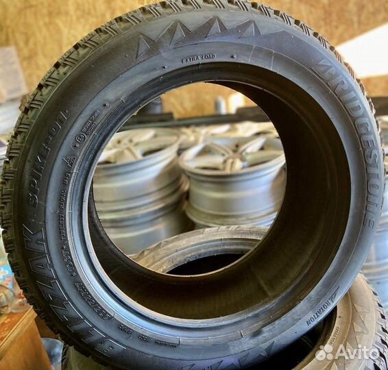 Bridgestone Blizzak Spike-01 235/55 R17