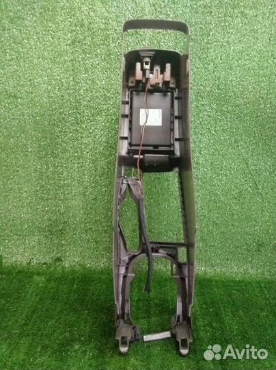 Подлокотник центральная консоль Nissan Maxima A33