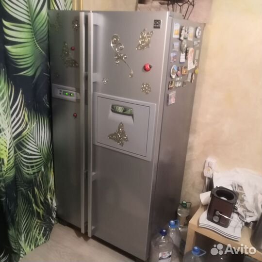Холодильник большой, двухкамерный