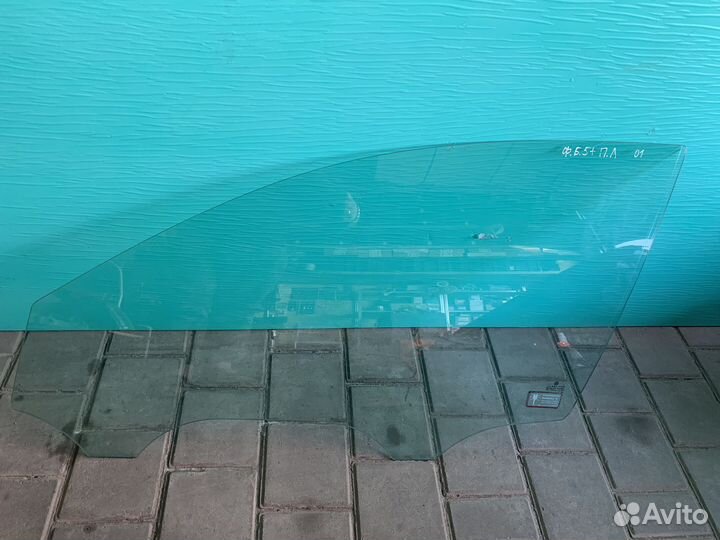 Стекло двери перед левое Фольксваген Пассат Б5